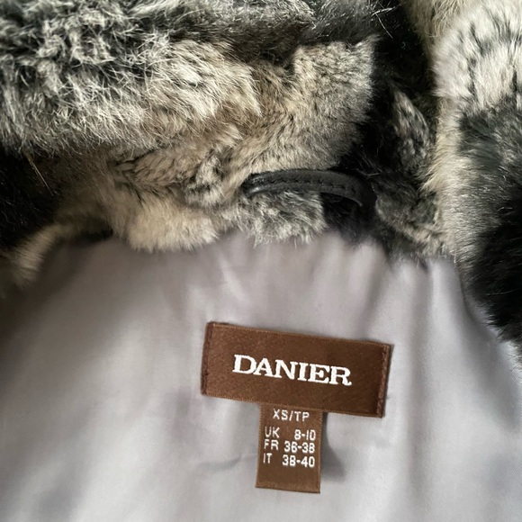 Beautiful Genuine Danier Leather/fur Winter Cost - Picture 2 of 12